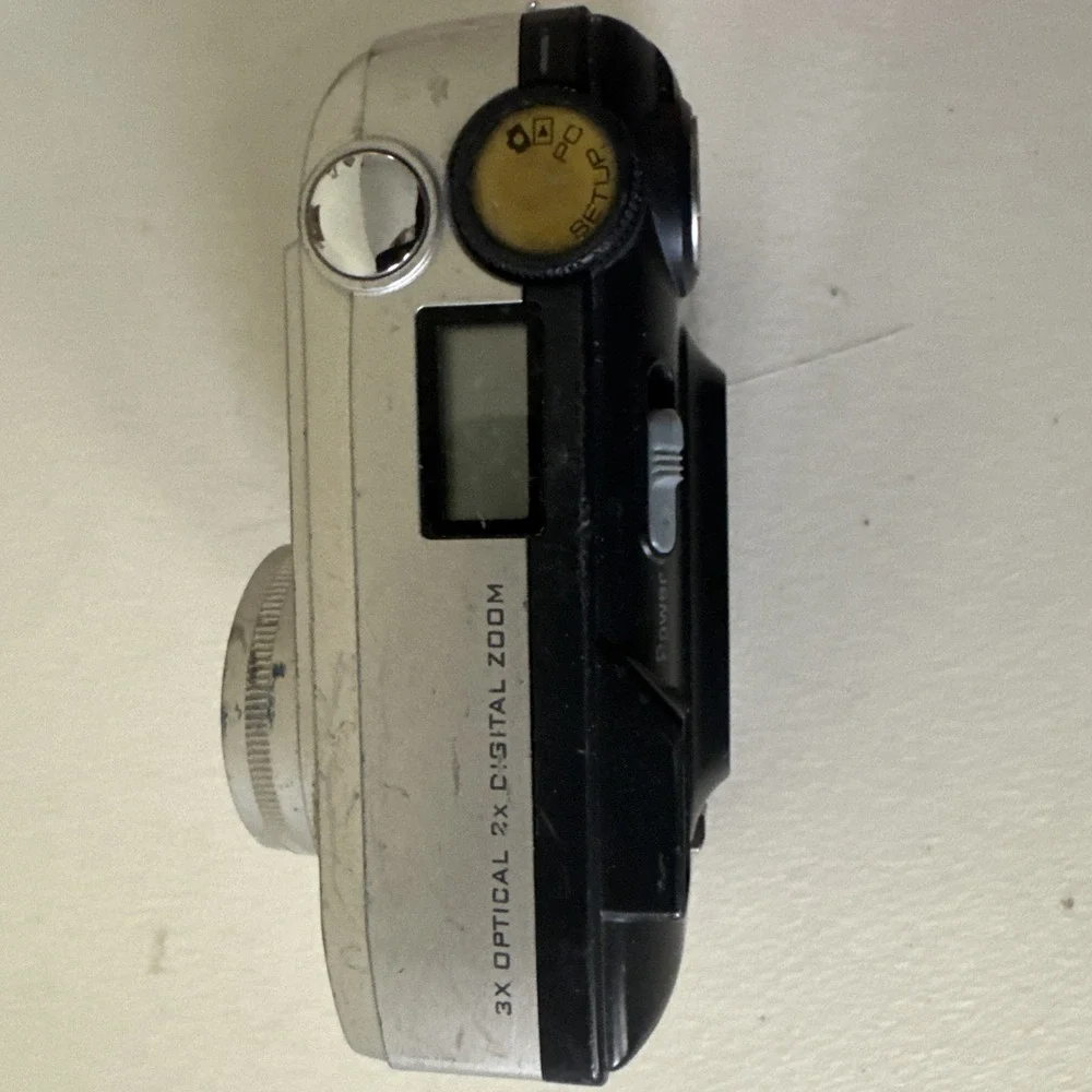 MEDION MD9725 Digital Camera 4.1MP 8–24mm Zoom Untested